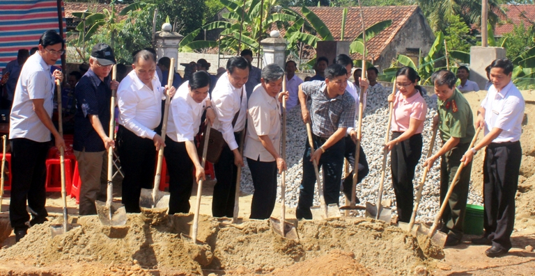 Khởi công xây dựng nhà tình nghĩa cho mẹ liệt sỹ Trần Thị Chắt (thôn Nhân Phong, xã Gia Hanh)
